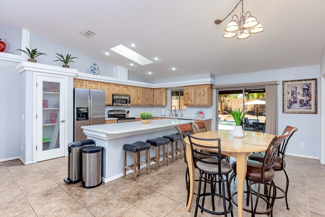 Building Photo - 3161 Newport Dr