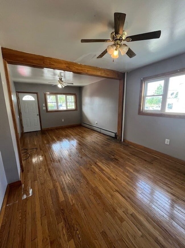 Building Photo - 3 bedroom 1.5 bathroom