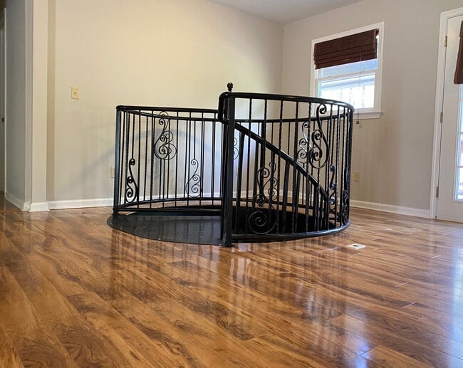 Building Photo - Fabulous 3 bed/2 bath home in PRIME BROOKH...
