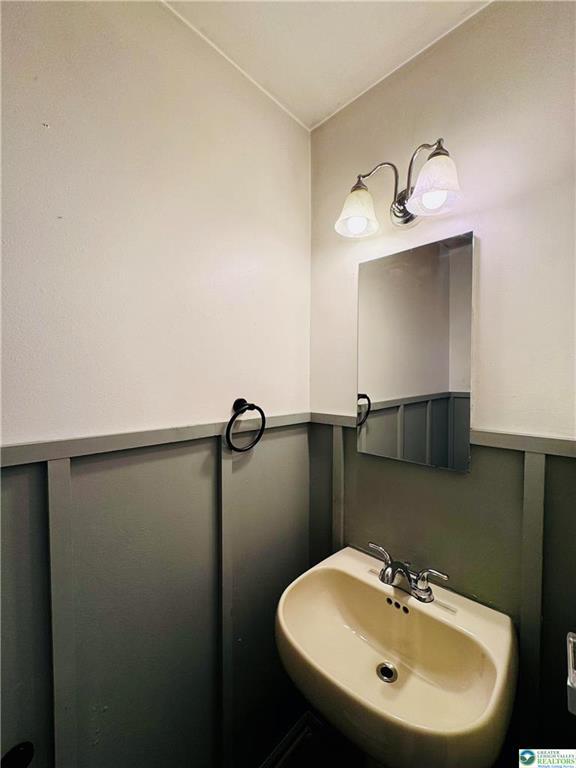 Building Photo - 235 Vista Dr