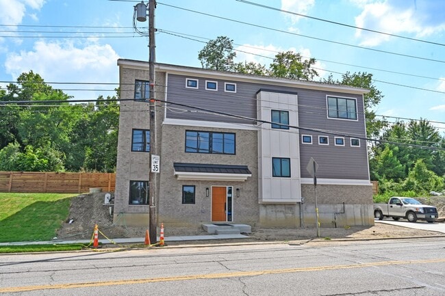 Building Photo - 3 Bed, 3.5 Bath - Modern, sleek & steps fr...