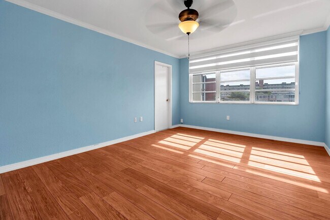 Building Photo - 1690 NE 191st St