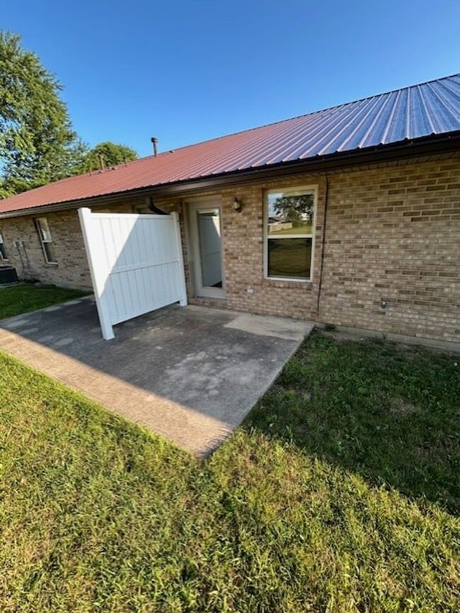 Building Photo - Charming 2-Bedroom Ranch in Peaceful Piqua...