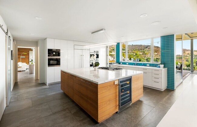 Building Photo - 2344 Banyan Dr