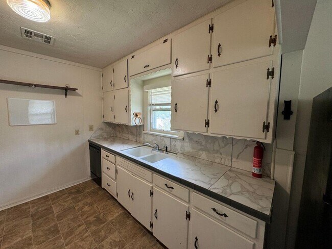 Building Photo - Tons of possibilities here!  3 bedrooms pl...
