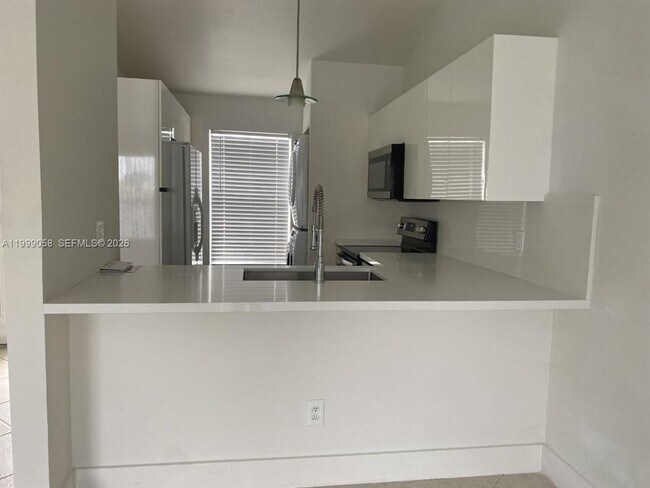 Building Photo - Southeast 8th Street, Hallandale Beach, FL 33009 - 2 BR 2 BA townhouse