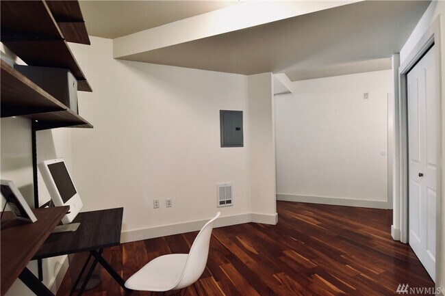 Building Photo - Spacious 1bd/1.5ba Condo in Belltown!
