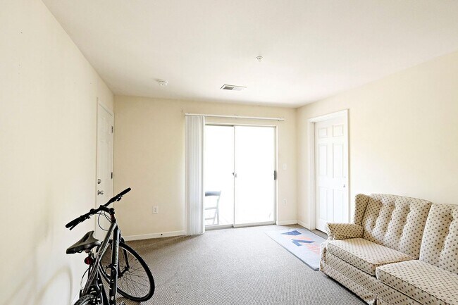 Building Photo - Student-Friendly One Bedroom With Private Bath in Eagles Landing - Utilities Included