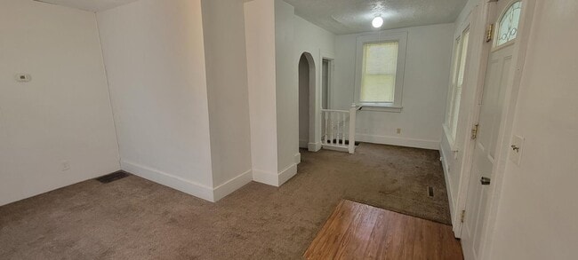 Building Photo - 706 E Lewis St