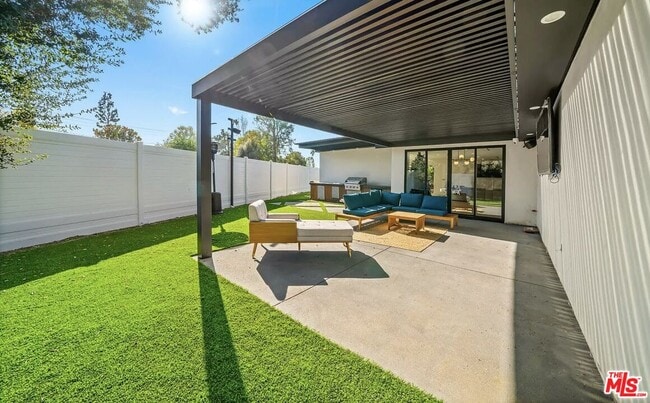 Building Photo - 22616 Oxnard St