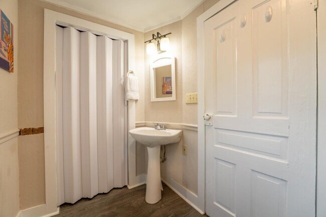 Building Photo - 703 W 2nd Ave