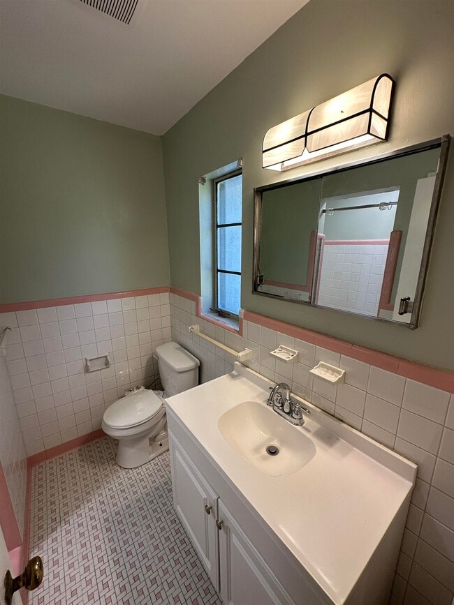 Building Photo - 5138 Whitehall Ave