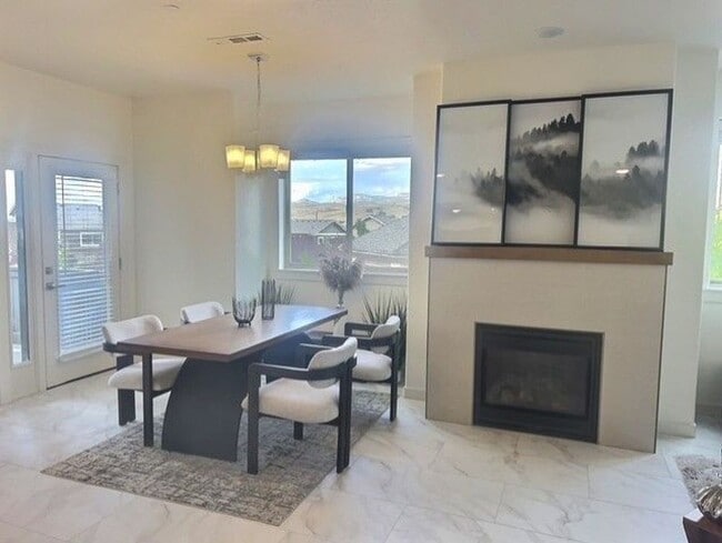 Building Photo - Beautiful 2/2 condo