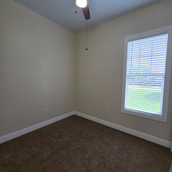 Building Photo - 1818 B Elvin - Move in Ready!!