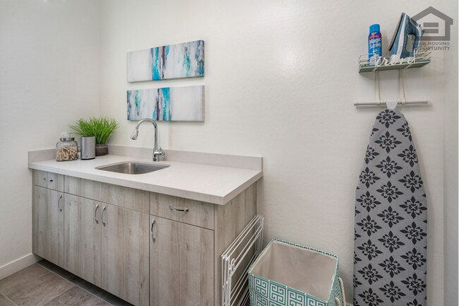 Building Photo - 3Bed/2.5Bath Modern House in Goodyear! -- MODERN FINISHES!