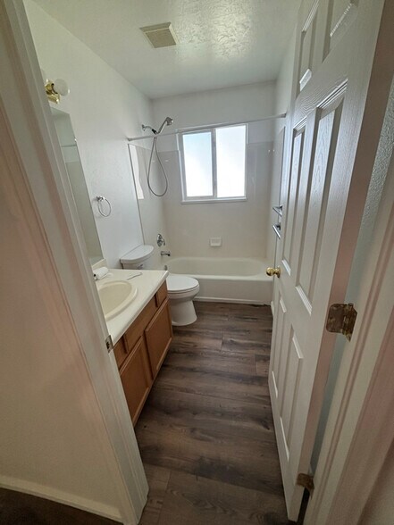 Building Photo - 19 E 400 S St