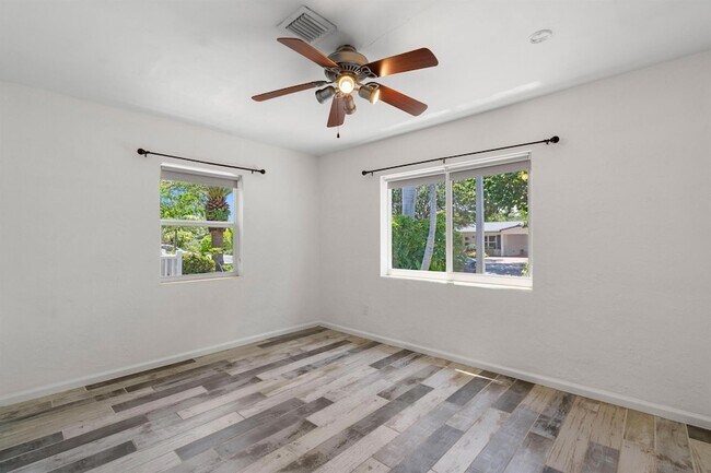 Building Photo - 1120 N Palmway