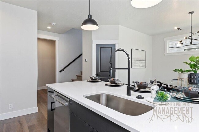 Building Photo - 1740 E State Ave