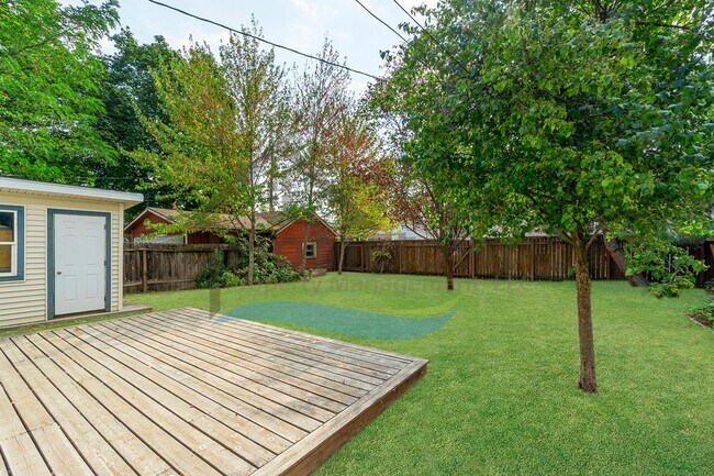 Building Photo - 4 Bedroom 2 Bathroom Home with a Fully Fen...