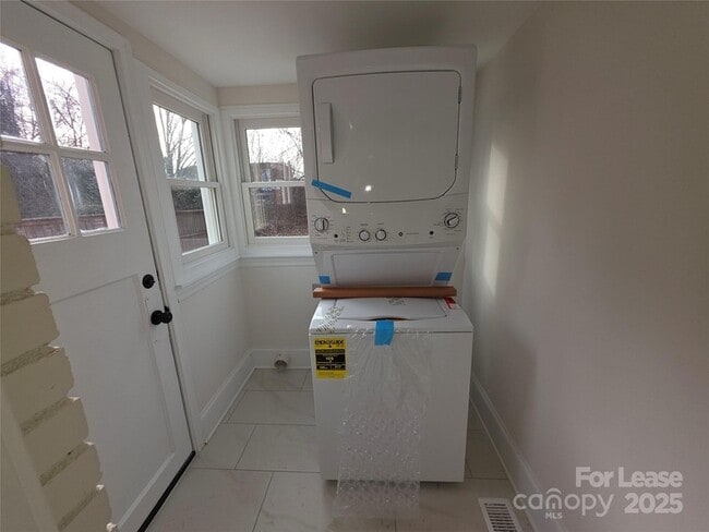 Building Photo - 1953 Woodcrest Ave