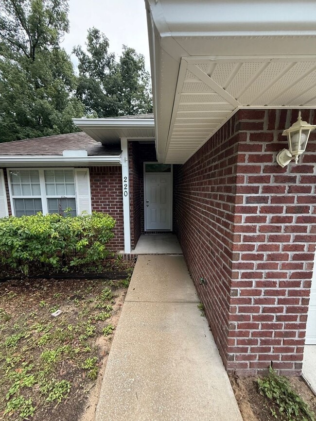 Building Photo - Charming home close to Turkey Creek, No HO...
