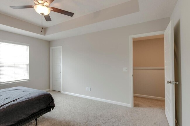 Building Photo - 4327 Doral Dr