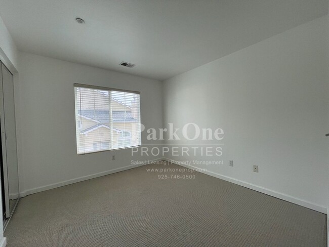 Building Photo - Great Townhouse in Livermore Available Now!