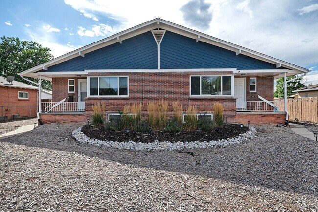Building Photo - Spacious Top Unit of Quadplex Available So...