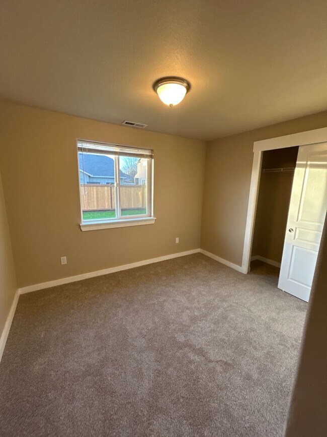 Building Photo - Single Level 3 Bedroom / 2 Bath Home in Albany ~ Don't Delay Apply Today!