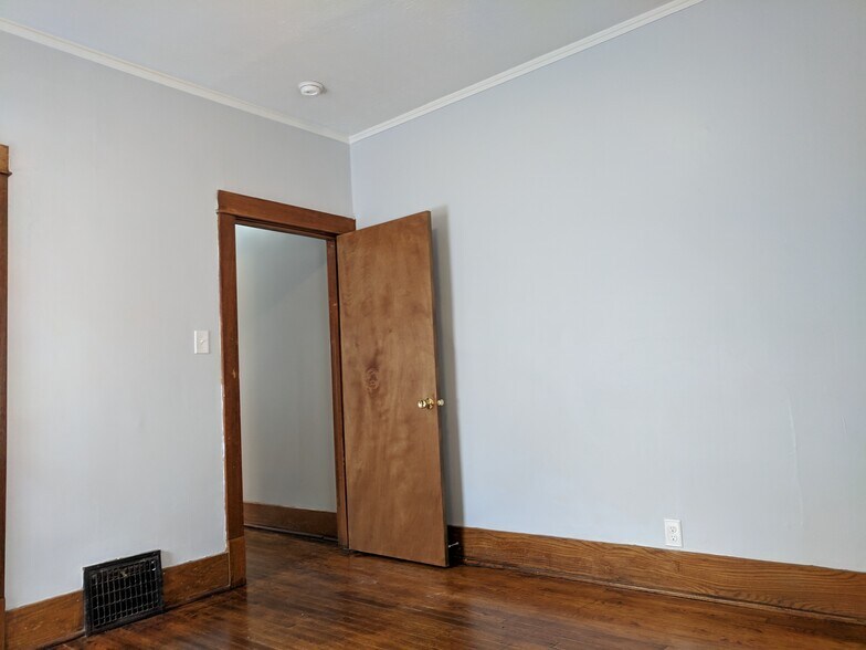 Building Photo - 1225 S 13th St