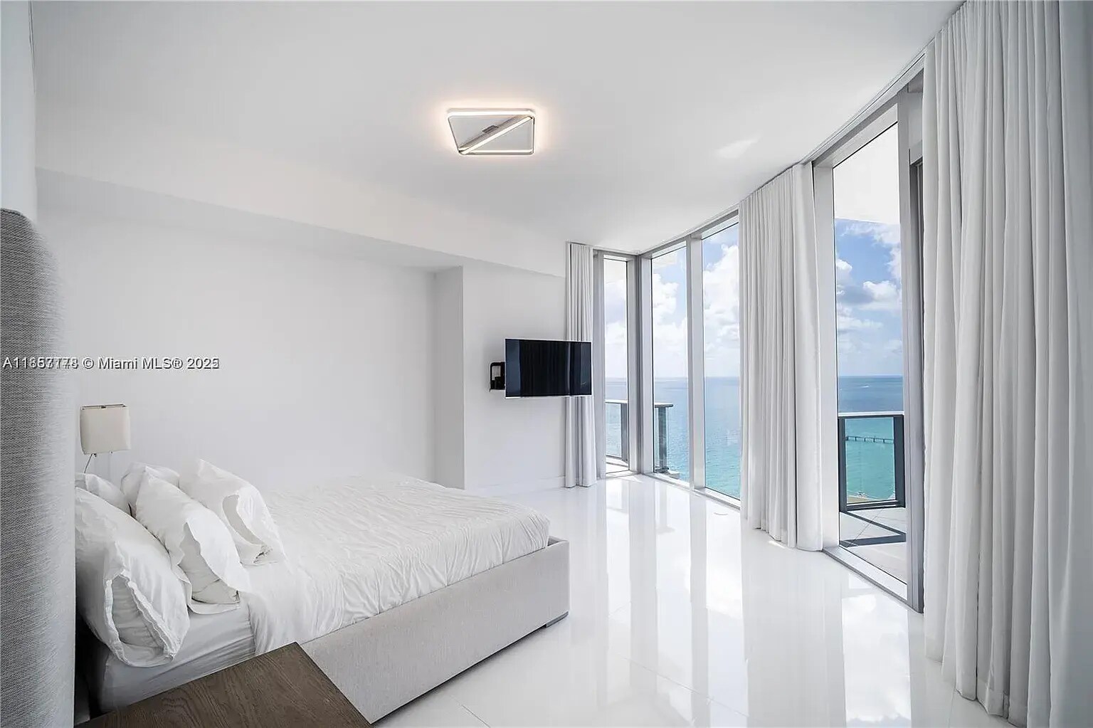Building Photo - 17475 Collins Ave