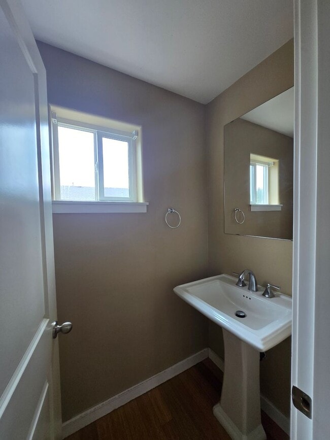 Building Photo - Beautiful 4 Bedroom 2.5 Bath in Rainier