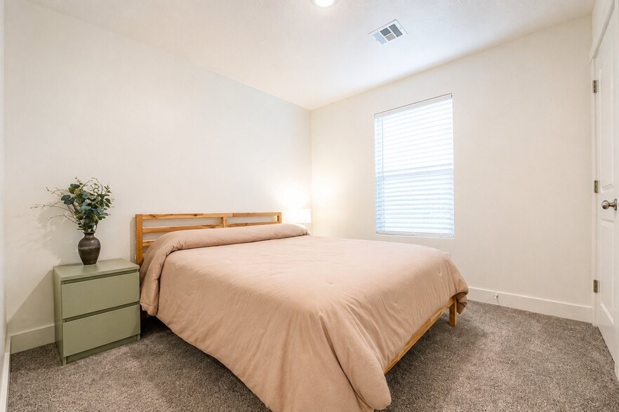 Building Photo - 3831 E Impala Dr