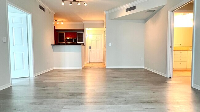 Building Photo - 806 E Windward Way