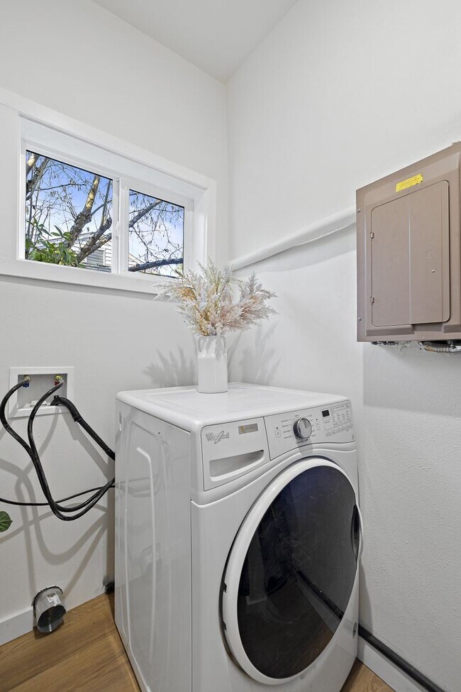 Building Photo - 2 Bedroom 1 Bathroom Charming Greenlake Home!