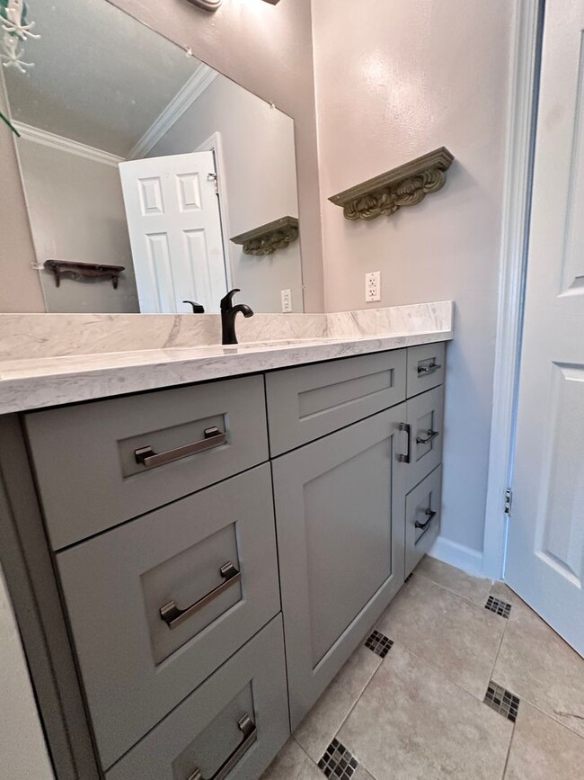 Building Photo - Pembroke Manor-4 bedroom 2.5 bath Single f...