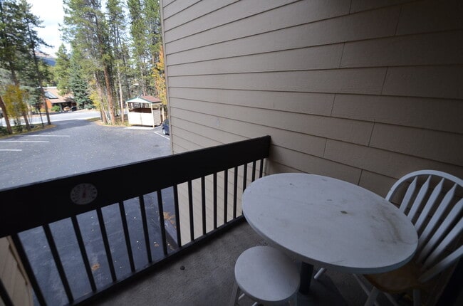 Building Photo - Warrior's Mark Condo!  Walk to town and on the bus route! Pet negotiable!
