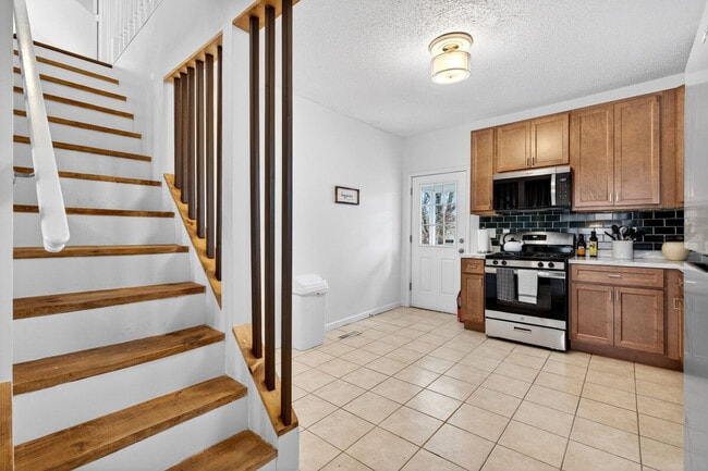 Building Photo - 146 W Felton Ave