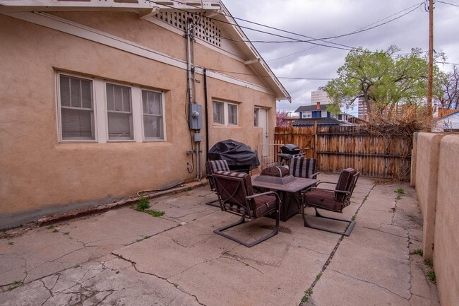 Building Photo - 902 Marquette Ave NW