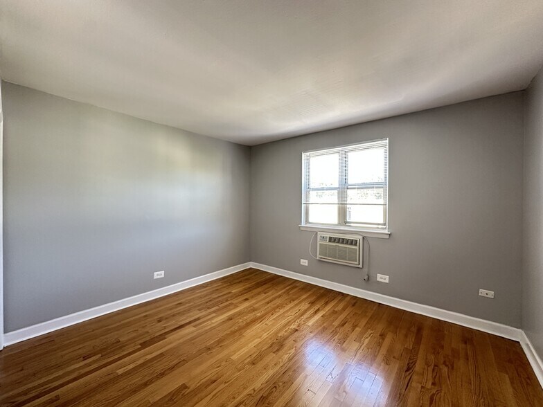 Building Photo - 4924 Mulford St