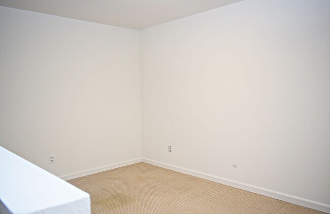 Building Photo - GRANTVILLE 1BR 1BA TOWNHOUSE - UPGRADED KITCHEN + BATH, AC, PET FRIENDLY, ASSIGNED PARKING, POOL,...