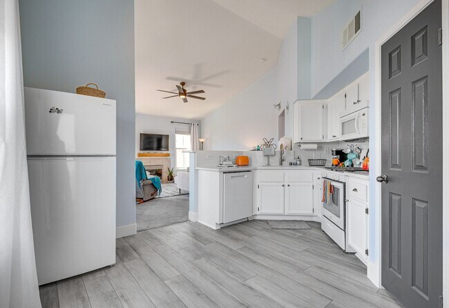 Building Photo - Fully Furnished 2 Bedroom 2 Bath Breathe T...