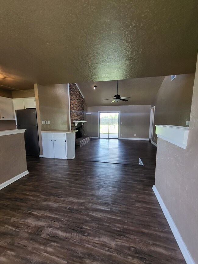 Building Photo - 2008 Grassland Dr