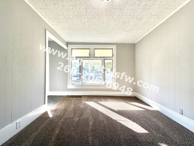Building Photo - 4 Bedroom House