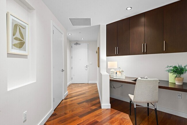 Building Photo - Bright Corner 1Bed/1Bath Condo in the Heart of Downtown Seattle!