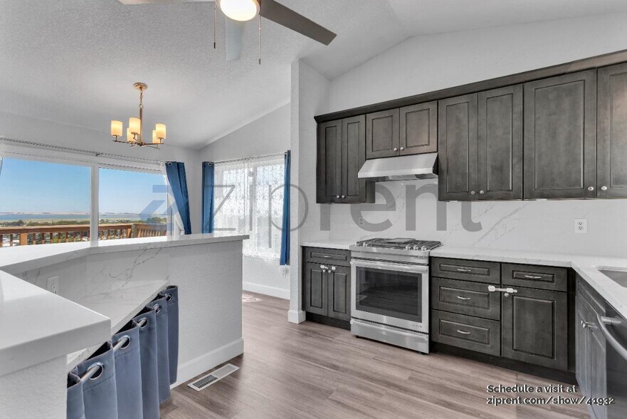 Building Photo - 527 Bustos Pl
