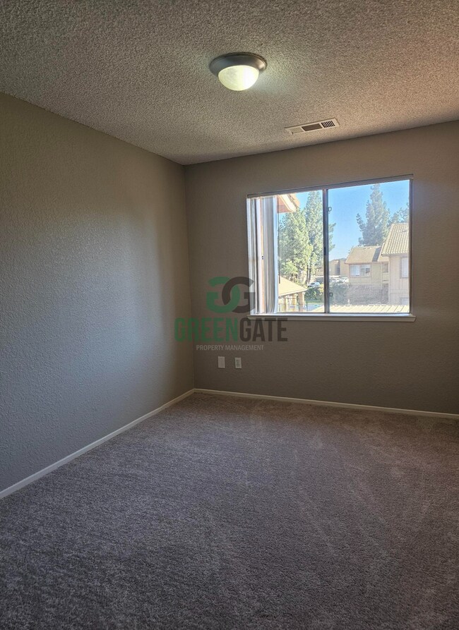 Building Photo - 495 Cherry Ln