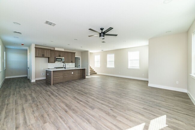 Building Photo - 1618 W Lawndale Dr