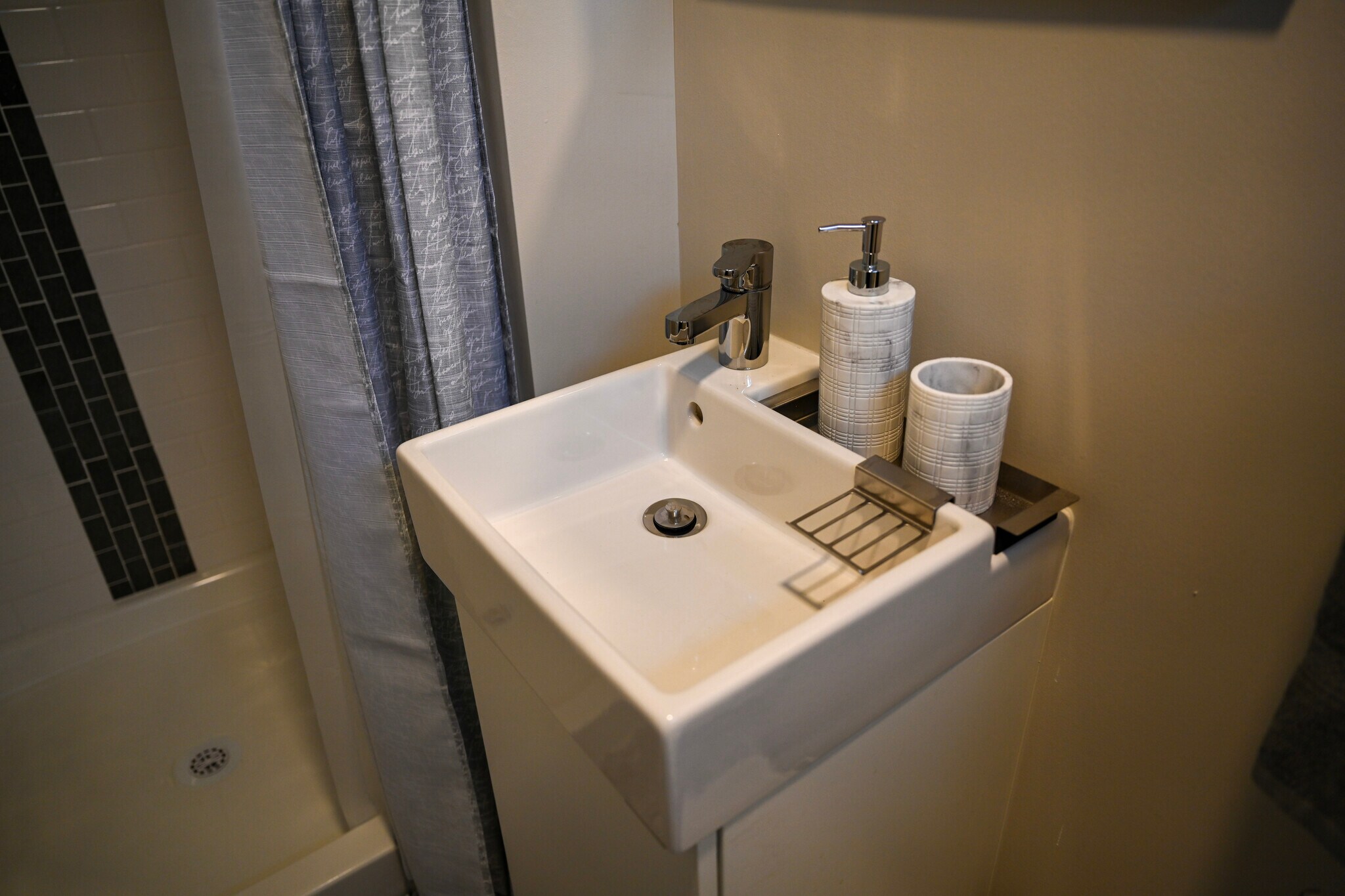 Building Photo - 1544 Oakridge Rd