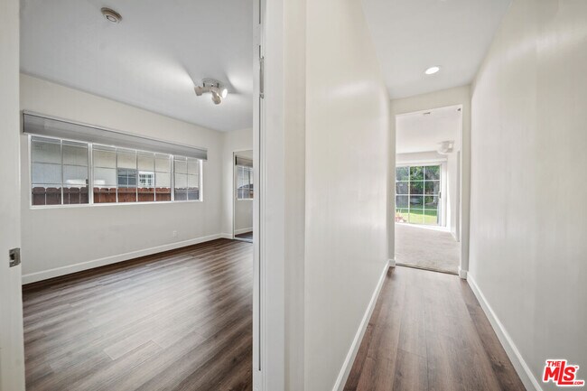 Building Photo - 1453 S Durango Ave